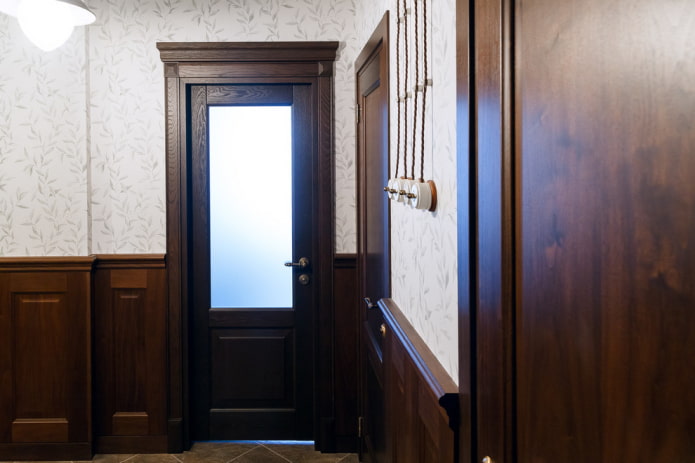 porte color wengé abbinate alla carta da parati negli interni
