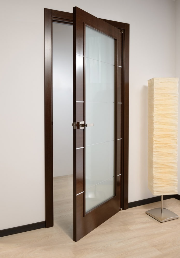 porte color wengé con vetro all'interno