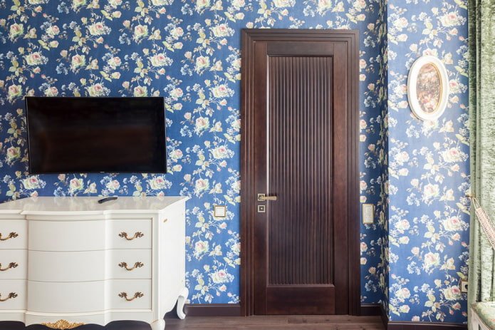 porte color wengé abbinate alla carta da parati negli interni