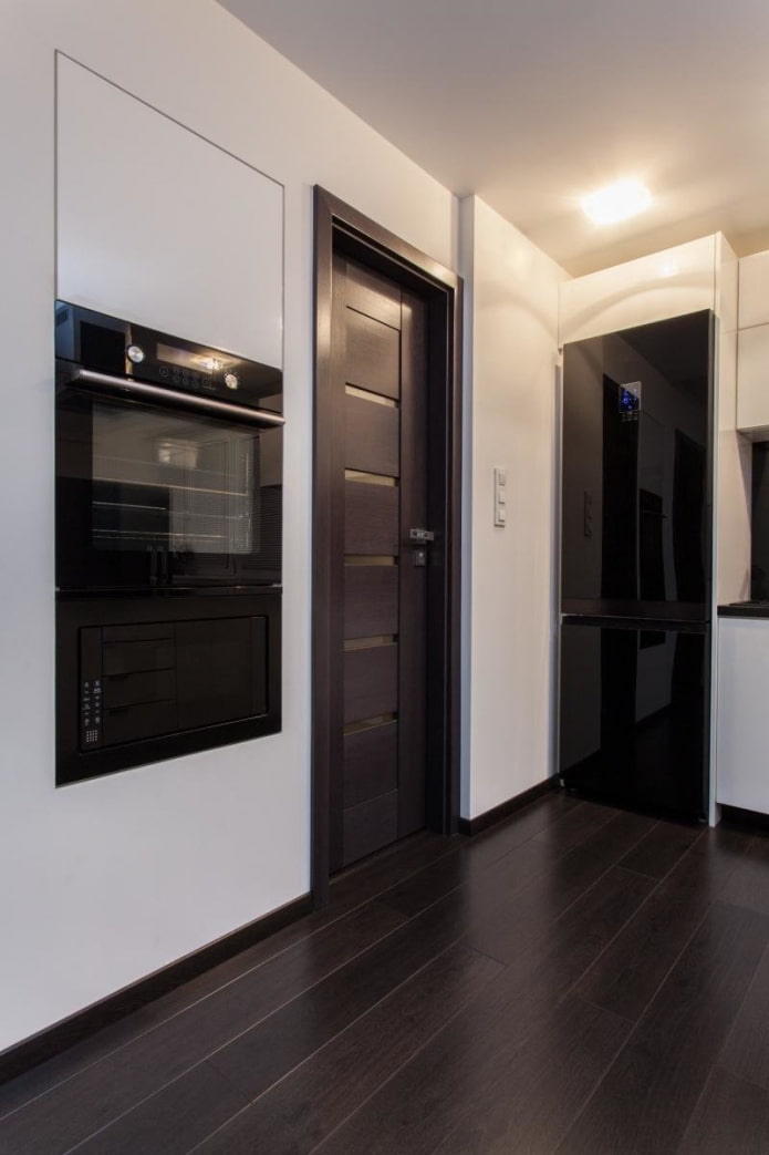 porte interne in wengé nella cucina