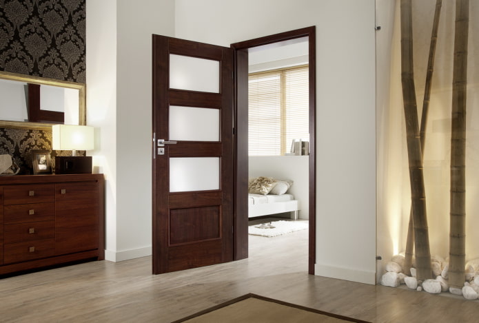 porte color wengé in abbinamento al pavimento interno