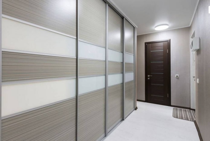 porte color wengé abbinate al pavimento interno