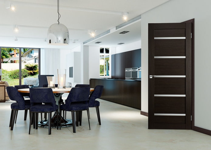 porte color wengé nella cucina-sala da pranzo in stile moderno