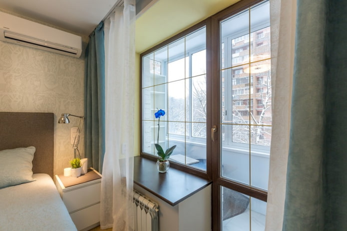 Camera da letto in una stanza con balcone