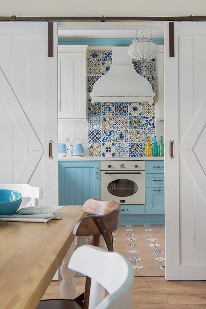 Cucina blu dietro le porte