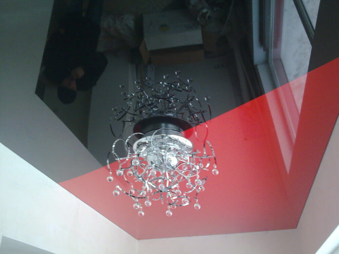 struttura in tensione con accenti luminosi