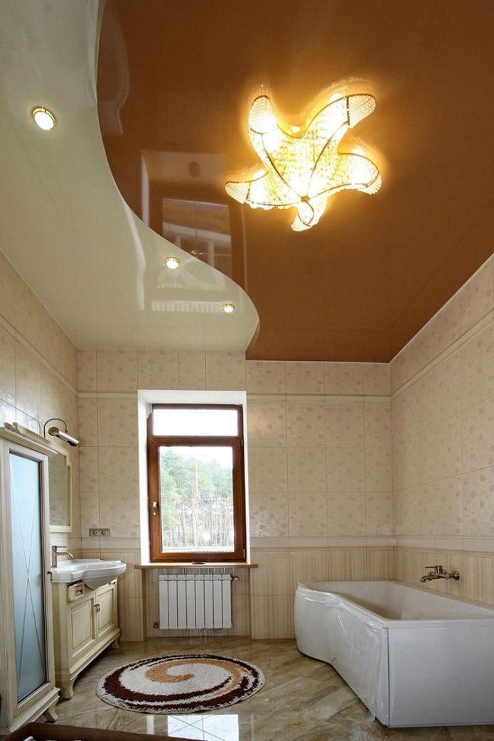 soffitto bicolore nell'interno del bagno
