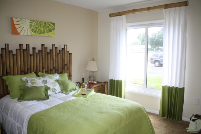 combinazione di bianco e verde sulle tende della camera da letto