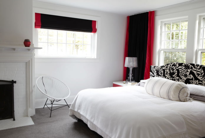 combinazione di rosso e nero sulle tende della camera da letto