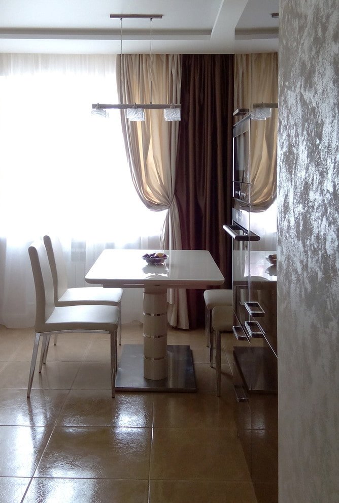 combinazione di beige e marrone sulle tende