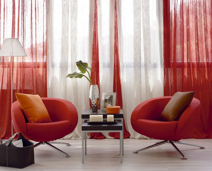combinazione di bianco e rosso sulle tende negli interni