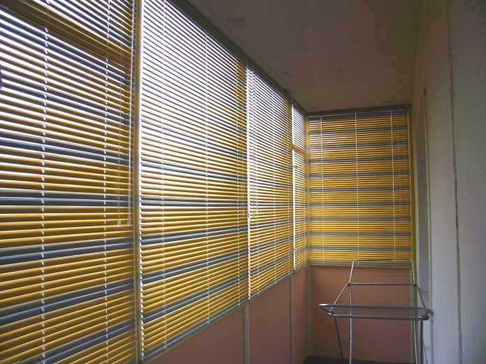tende orizzontali bicolore sul balcone