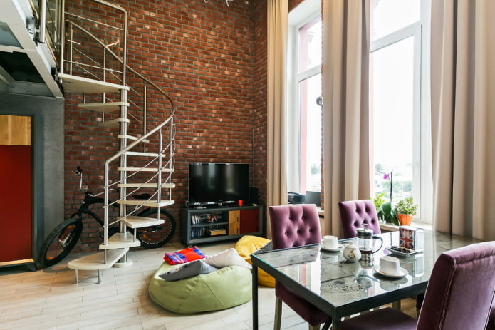 interno di un appartamento su due livelli in stile loft