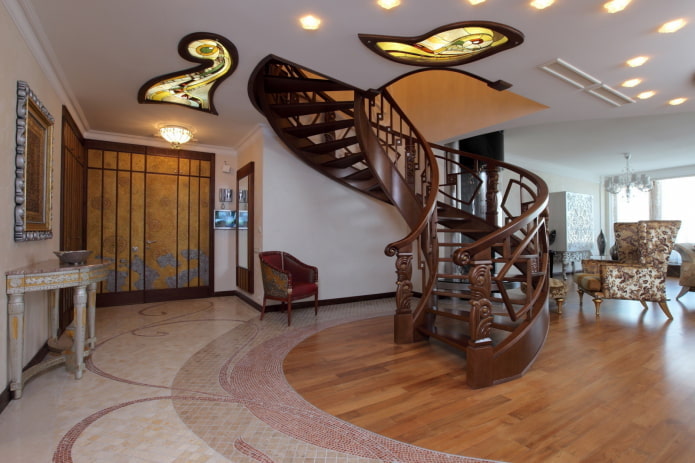 design della scala all'interno di un appartamento a due livelli