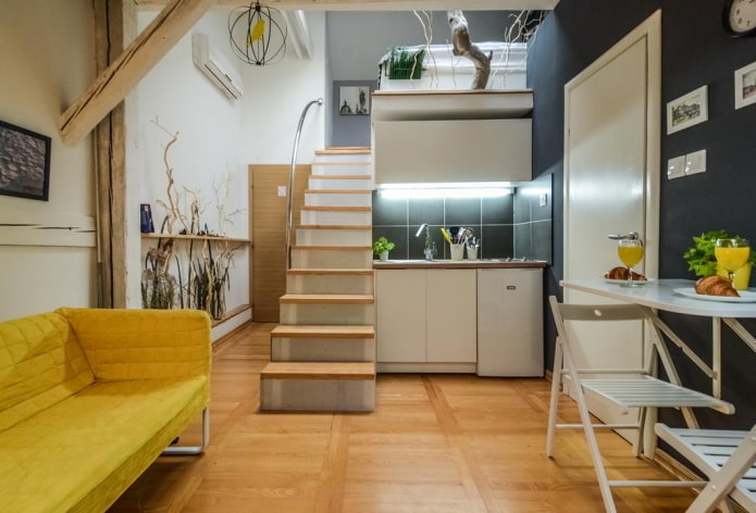 interno di un monolocale su due livelli