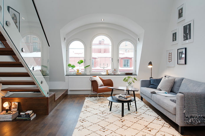 interno di un appartamento su due livelli in stile scandinavo