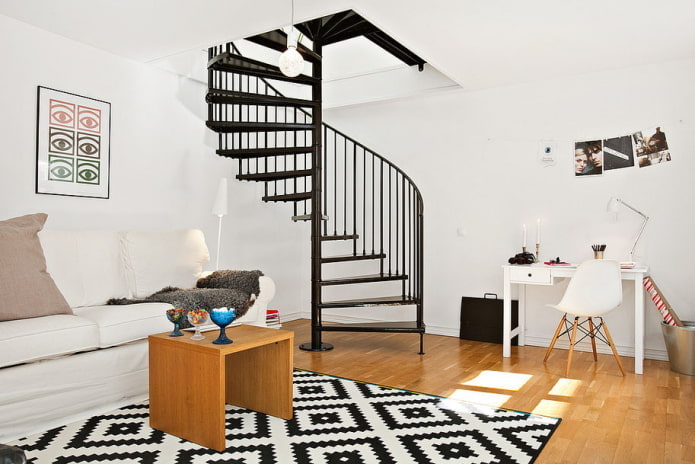 interno di un appartamento su due livelli in stile scandinavo