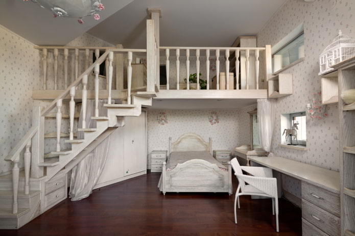 interno di un appartamento a due livelli in stile provenzale