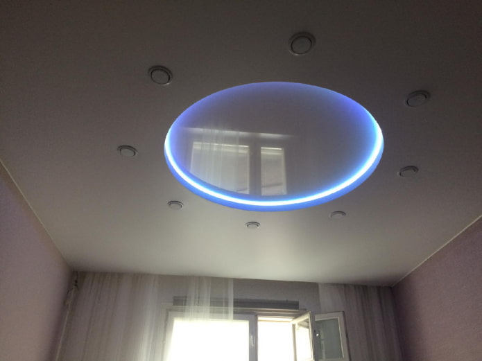 struttura elastica a due livelli con una nicchia per l'illuminazione