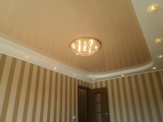 soffitto teso a due livelli bianco e beige