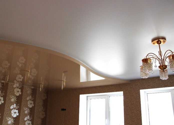 soffitto teso a due livelli bianco e beige