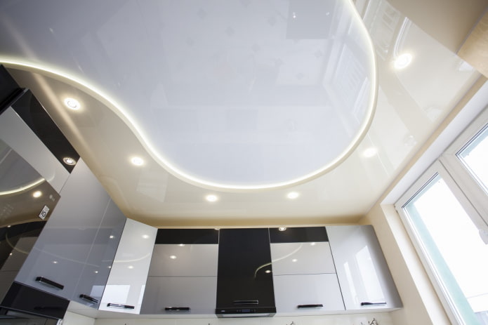 design lucido a due livelli in cucina