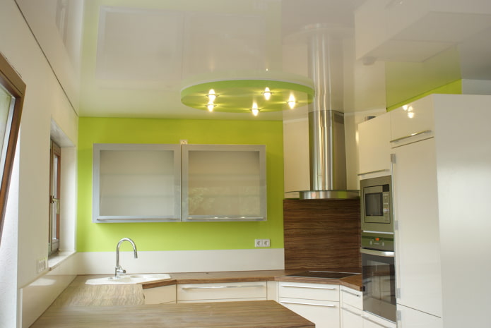 design lucido a due livelli in cucina