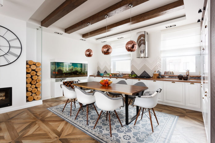 design a due livelli con travi in cucina