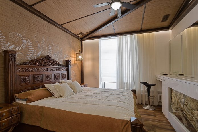 letto matrimoniale intagliato all'interno