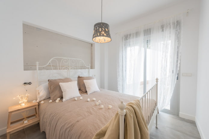 letto matrimoniale rettangolare all'interno