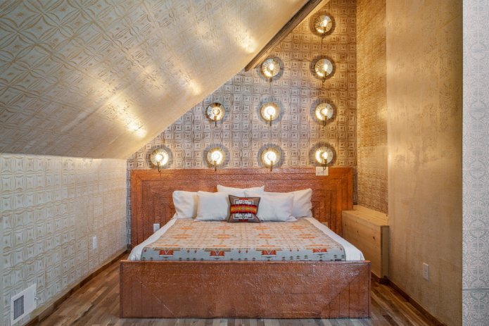 letto matrimoniale marrone all'interno