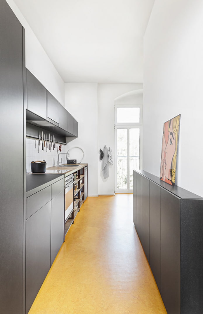 mobiletto stretto della cucina