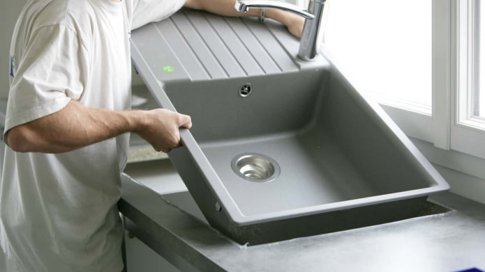 installazione di un lavello in cucina