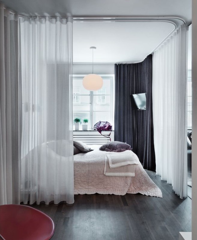 camera da letto in un appartamento di due stanze in stile europeo