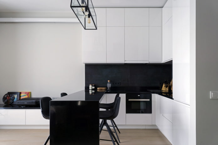 Cucina bianca con grembiule nero