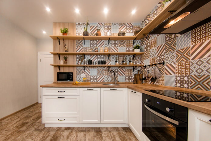 Patchwork in una cucina bianca