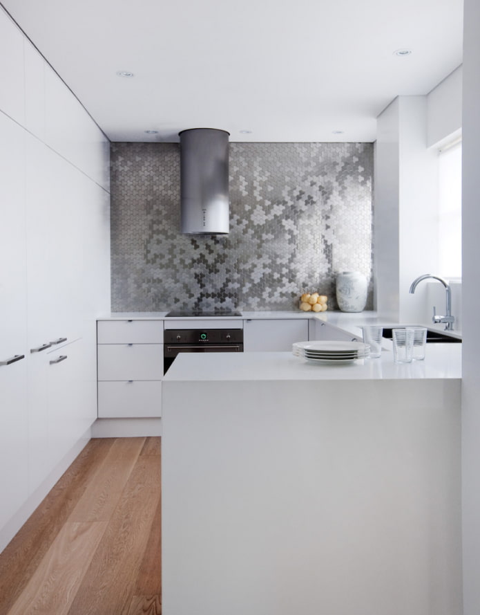 Mosaico metallico sul grembiule