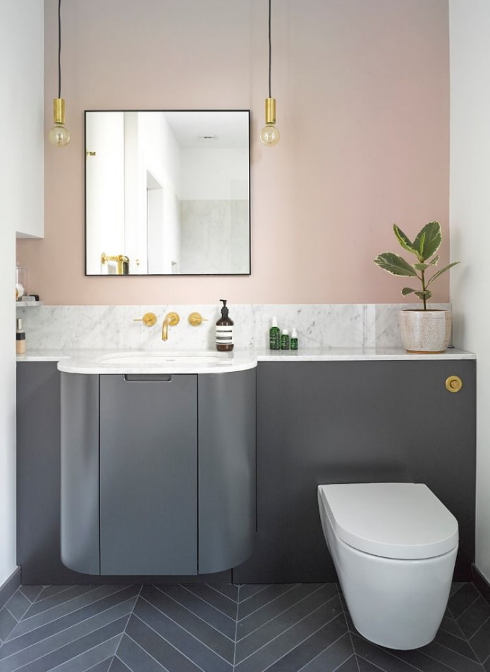 Grembiule in marmo nel bagno