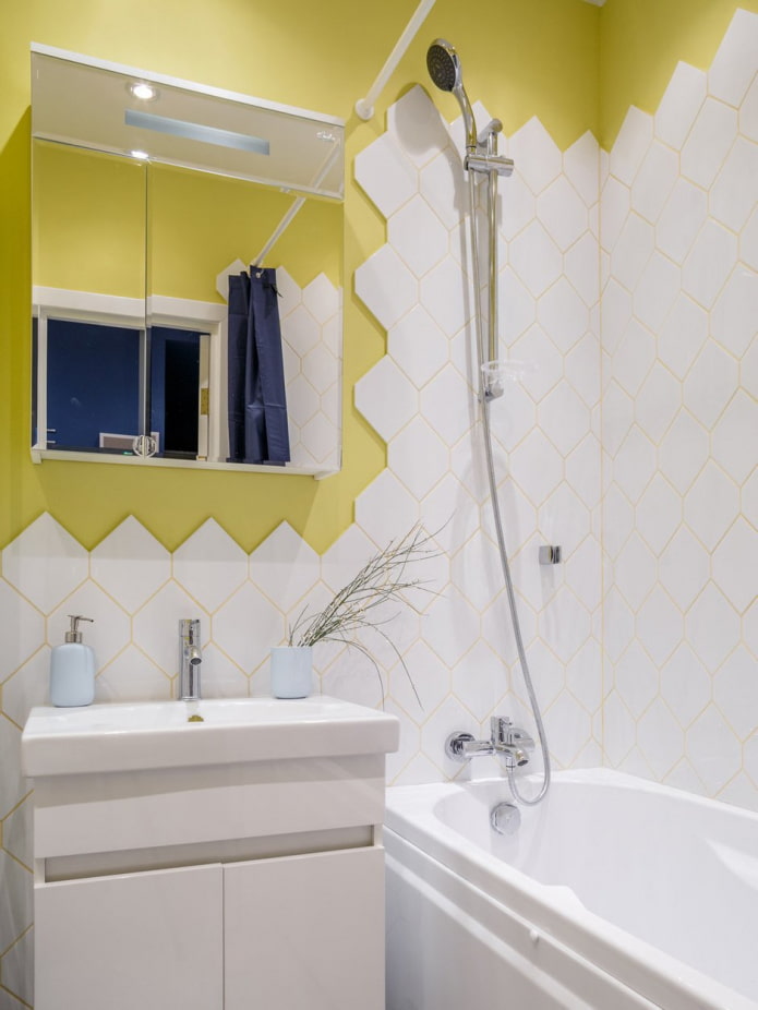 Stucco giallo con piastrelle bianche