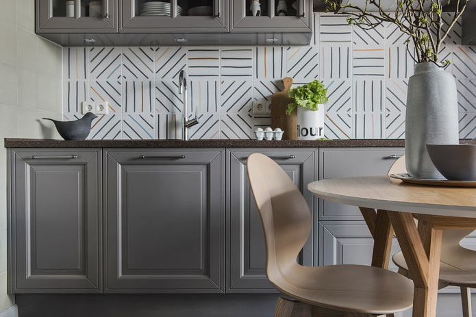 piastrelle di ceramica nella decorazione del paraschizzi della cucina
