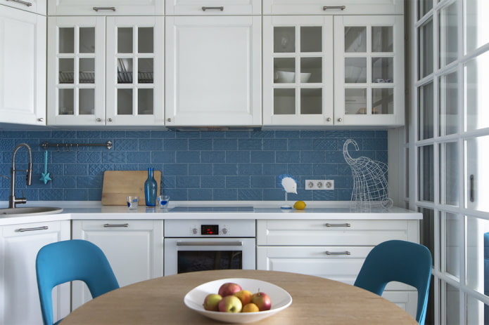 piastrelle di ceramica nel paraschizzi della cucina