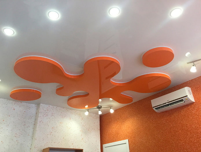 struttura a soffitto bicolore con figure