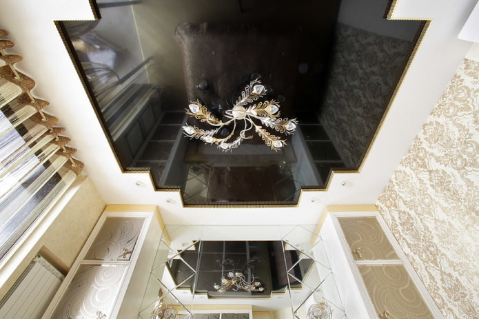 soffitto teso con lampadario all'interno
