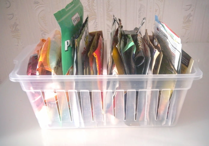 Confezioni di spezie in un cestino