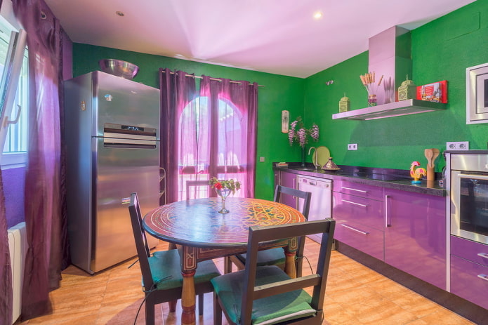 design della cucina nei toni del viola e del verde
