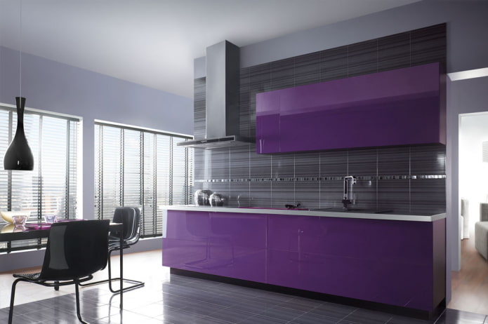 design della cucina nei toni del nero e del viola