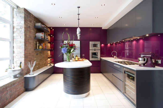 design della cucina nei toni del nero e del viola