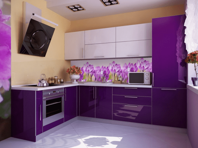 design della cucina nei toni del viola con accenti gialli