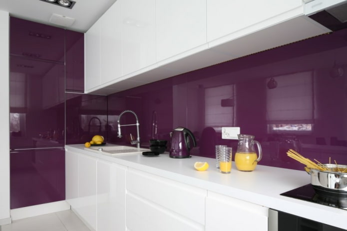 design della cucina nei toni del bianco e del viola