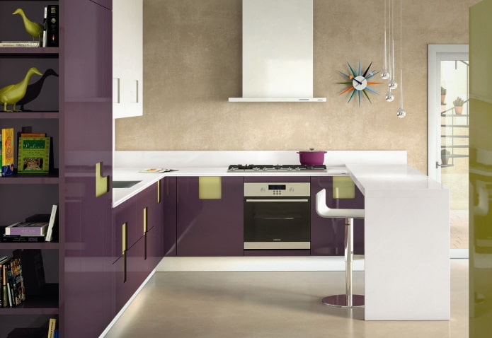 design della cucina nei toni del beige e del viola